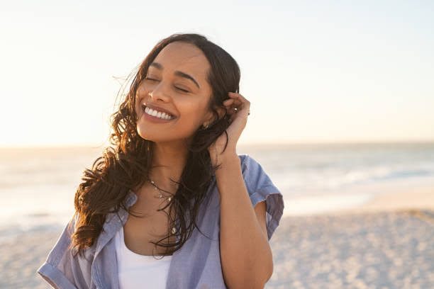 Mulher sorrindo, à vontade e confiante